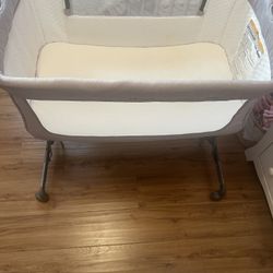 Dream On Baby Bassinet Like New