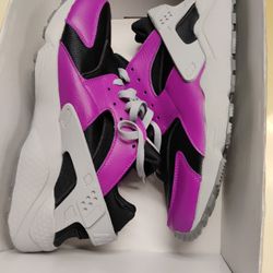 Nikes Pumas Adidas 