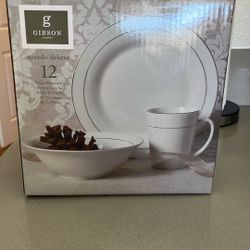 G Gibson Home Tuxedo deluxe 12 piece dinner set