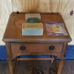 1900's Vintage Antique Singer Treadle Sewing Table with Sewing Machine
