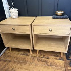 2 Nightstands With Drawers