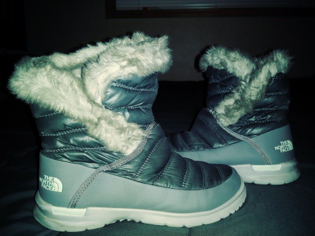 North Face Women's size 6 thermoball® boots