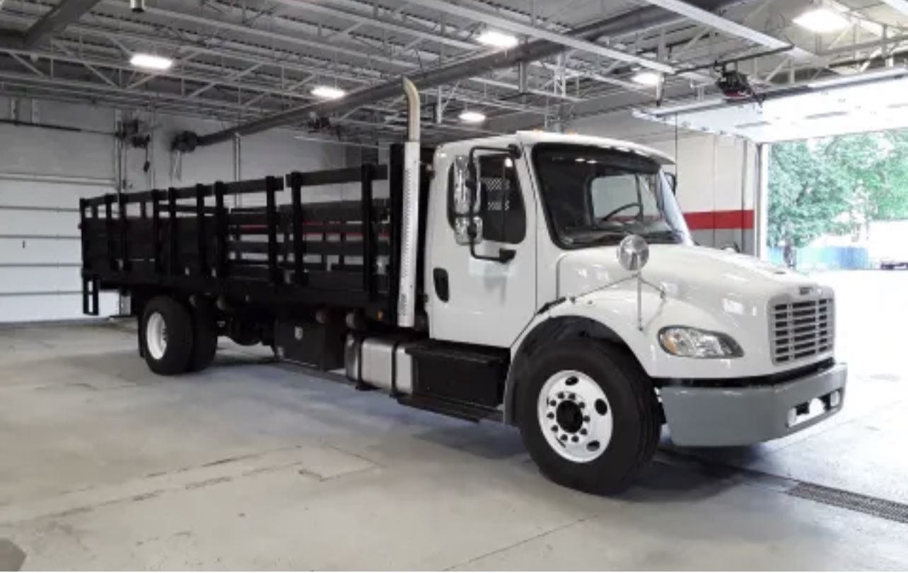 2014 FREIGHTLINER M2 24ft FLATBED 26,000 GVW 