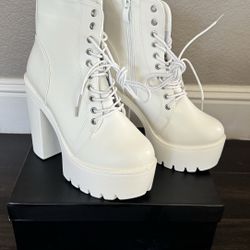Brandnew White Boots Size 7 Retail Value $139 .99 + Tax 