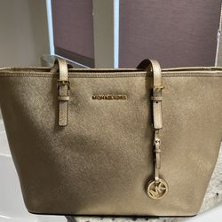 Golden Michael Kors Handbag Jet Set With Top Zipper