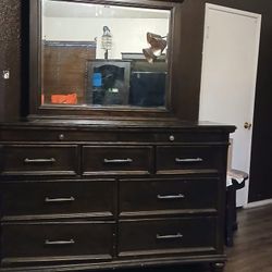 Dresser With Mirror
