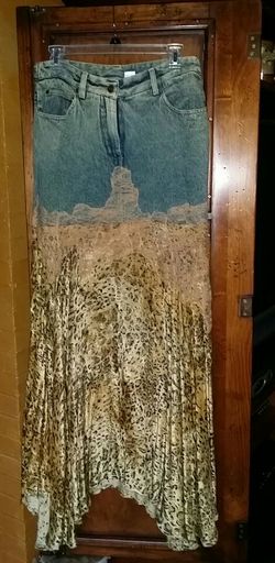 This gorgeous Jeanology Skirt sz 8