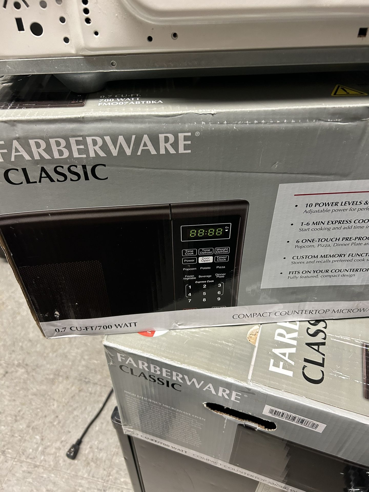 Farberware 0.7 cu. ft. 700-Watt Countertop Microwave Oven in Black