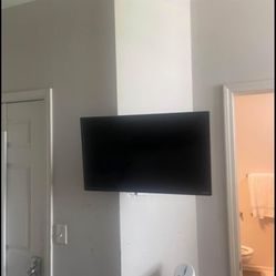32 inch TV with wall mount 