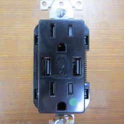 LEVITON 15 AMP BLACK COMBO USB / RECEPTACLE 125 VAC