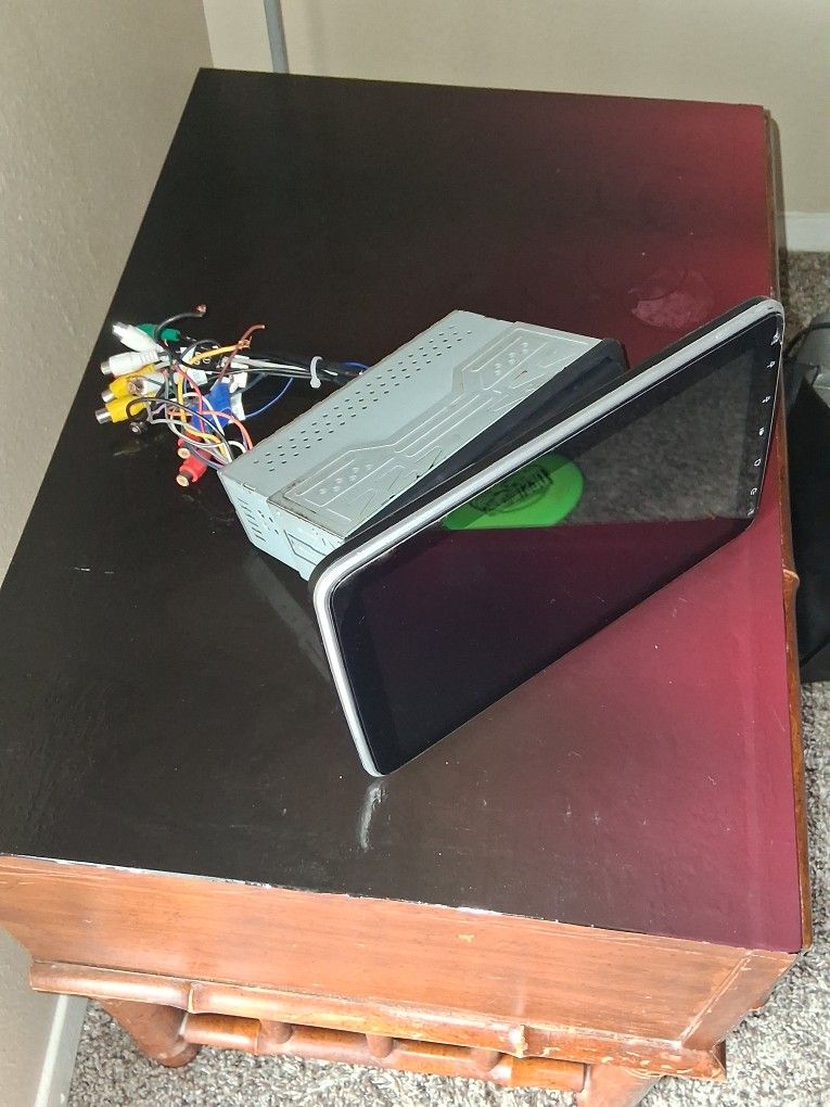 Large touchscreen radio works great