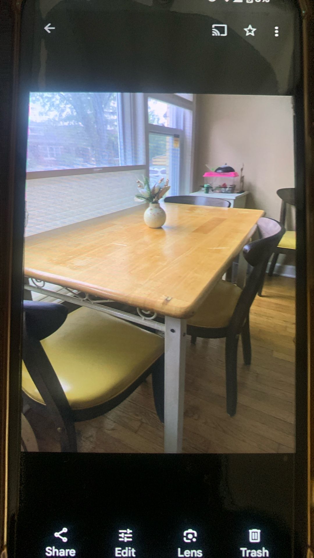 Dining Table And 4 Chairs In Excelentes Conditions.