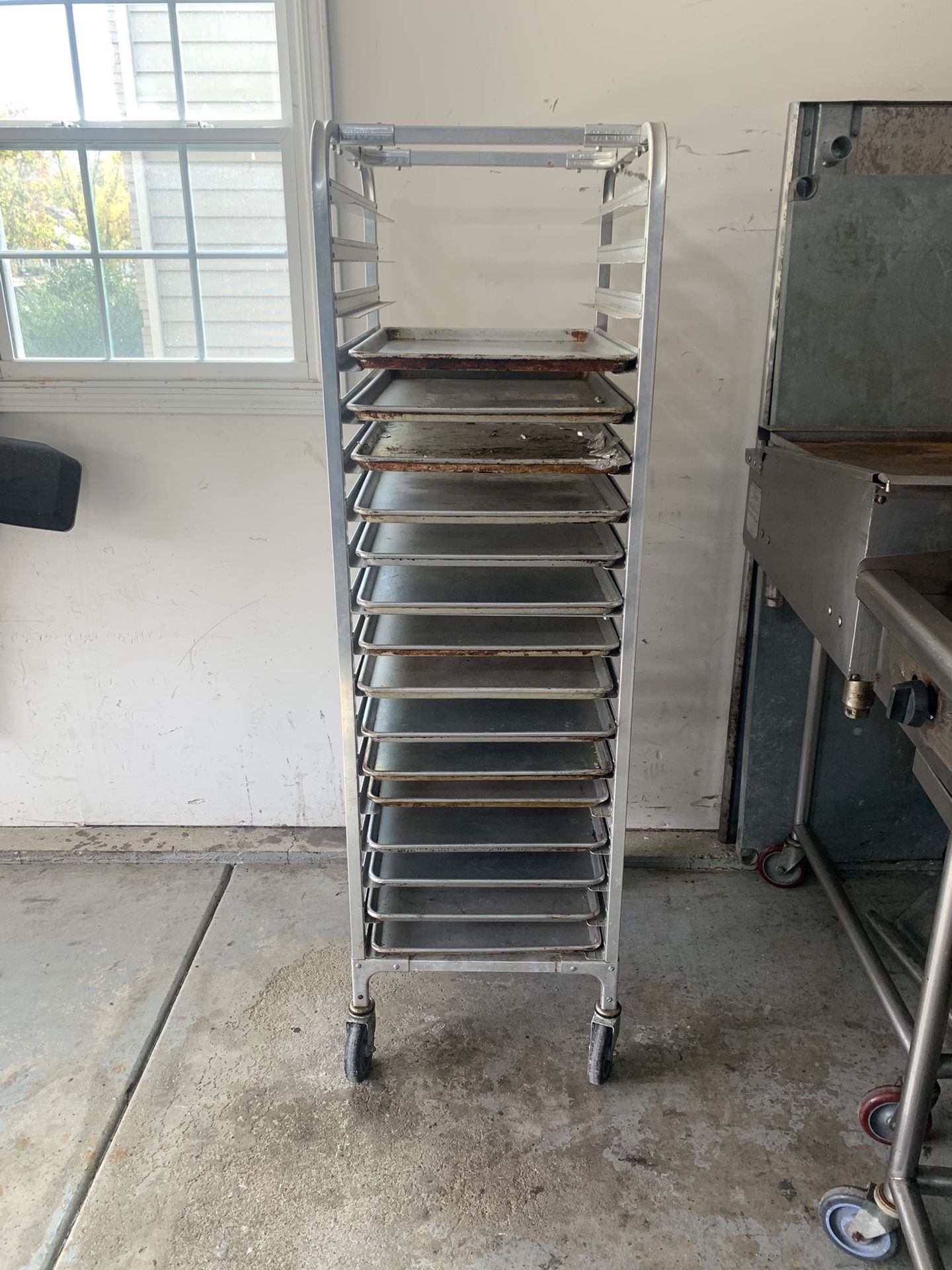 Full Size Aluminum Pan Rack on Wheels With 15 Pans