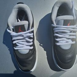 Shoes  Nikes Air  Mens Size 9 Hardly  Used 