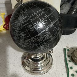 Really nice smaller world globe – black globe