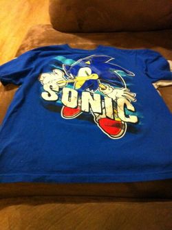 Boys sonic t shirt size large (14) $2
