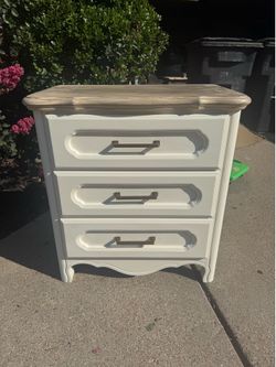 Very Nice 2 Drawer Side Table or Accent Table