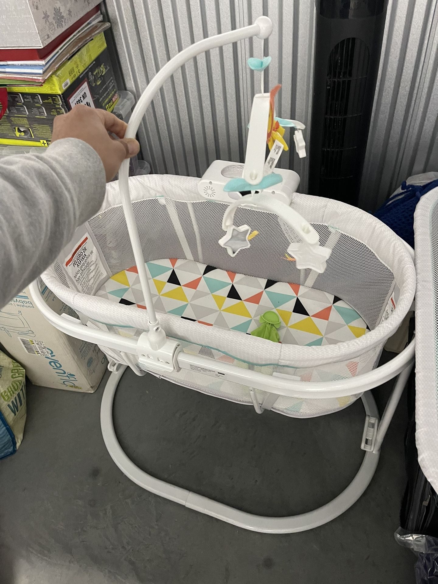 FisherPrice - White Bassinet