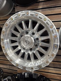 PAQUETES DE RINES Y LLANTAS 🔥 💪 ¡TAMBIÉN LEVANTAMOS TROCAS! 🚙🔥  ✅ TODAS LAS MEDIDAS DISPONIBLES: • 31” • 32” • 33” • 34” • 35” • 37” • 38” • 40”  