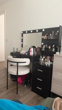 Makeup vanity