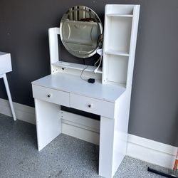 Girls Vanity with light up mirror