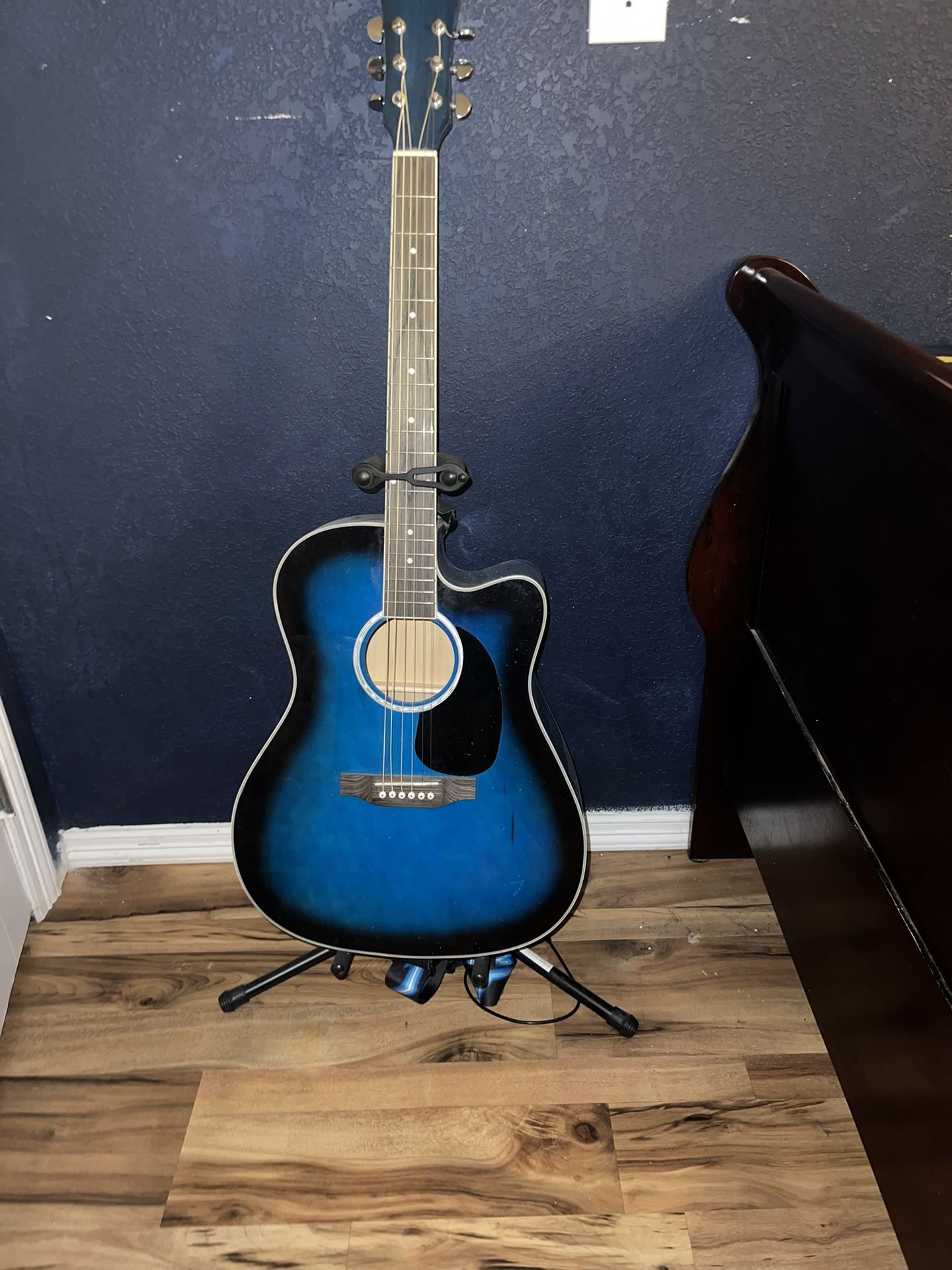 Acoustic 6 String Guitar