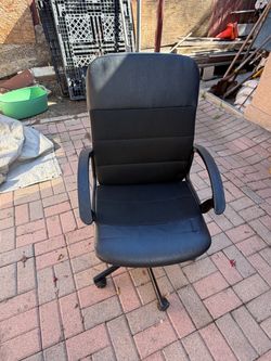 Black Office Chair with Armrests – Adjustable Height