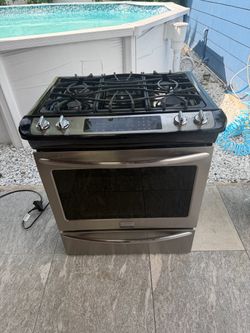 Frigidaire gallery gas stove almost new