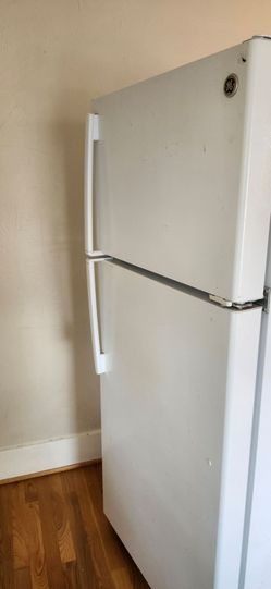GE 2 door refrigerator