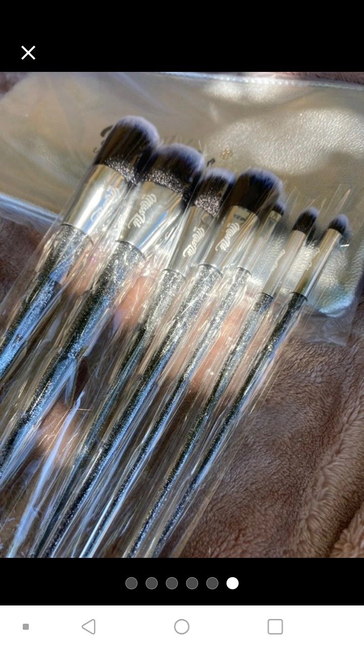 MAKEUP BRUSHES