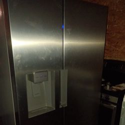 BRAND NEW HIGH END STAINLESS STEEL SIDE BY SIDE REFRIGERATOR 