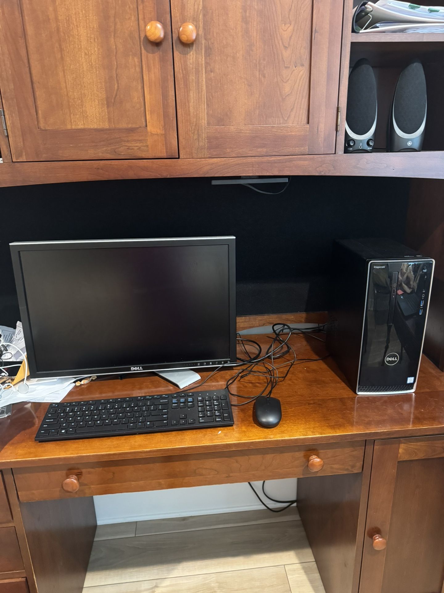 Dell Desktop Computer with Monitor, Keyboard, Mouse, and Speakers