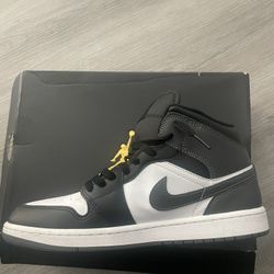 Air Jordan 1 Mid size 9.5
