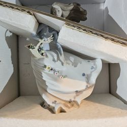 RETIRED figurine LLADRO #6767 “Petals On The Wind”  