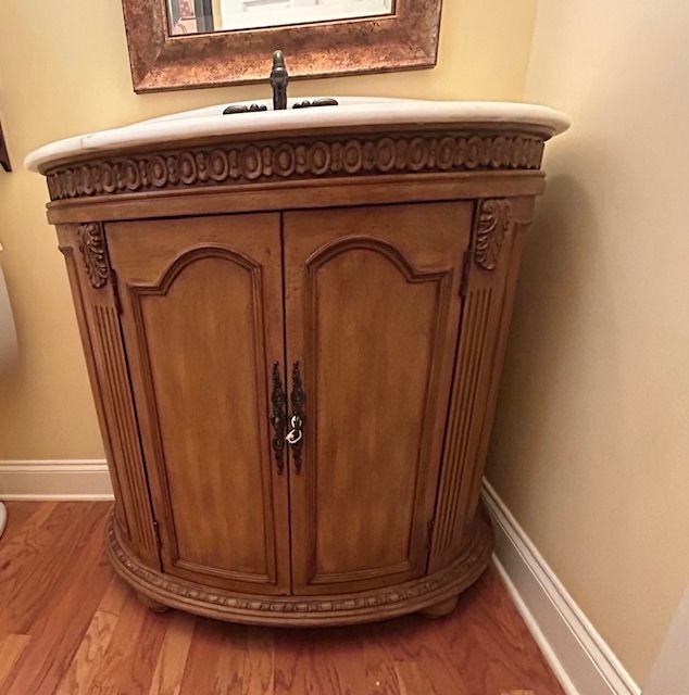 Beautiful Wood bath Vanity Incl Countertop, Sink, Faucet and TP Holder