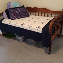 Jinney Lind Twin Size Day Bed