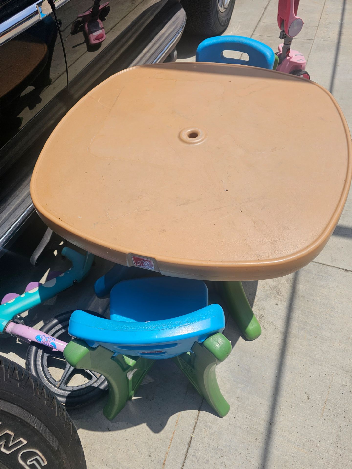 Table with 2 chairs