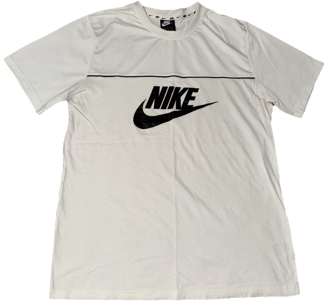 NIKE Herren Club Embroidered Futura Men's T-Shirt, Size XL - White