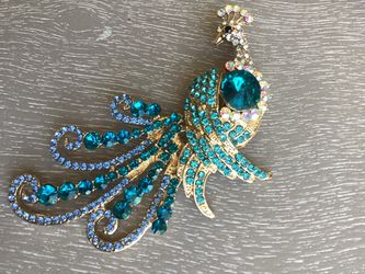 Beautiful Betsey Johnson Inspired Golden Peacock Brooch/Pendant W/ Sparkling Shades Of Blue, Aqua & White Rhinestones