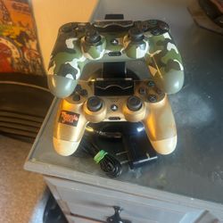 PS4 Controller And Charging Station 