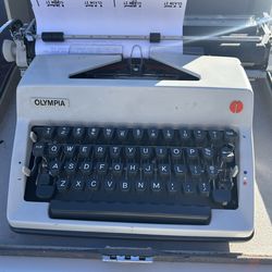 Olympia De Luxe typewriter