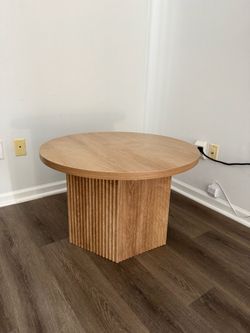 Stunning table w storage.