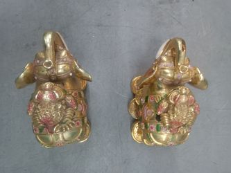 A pair of Chinese money luck elephant