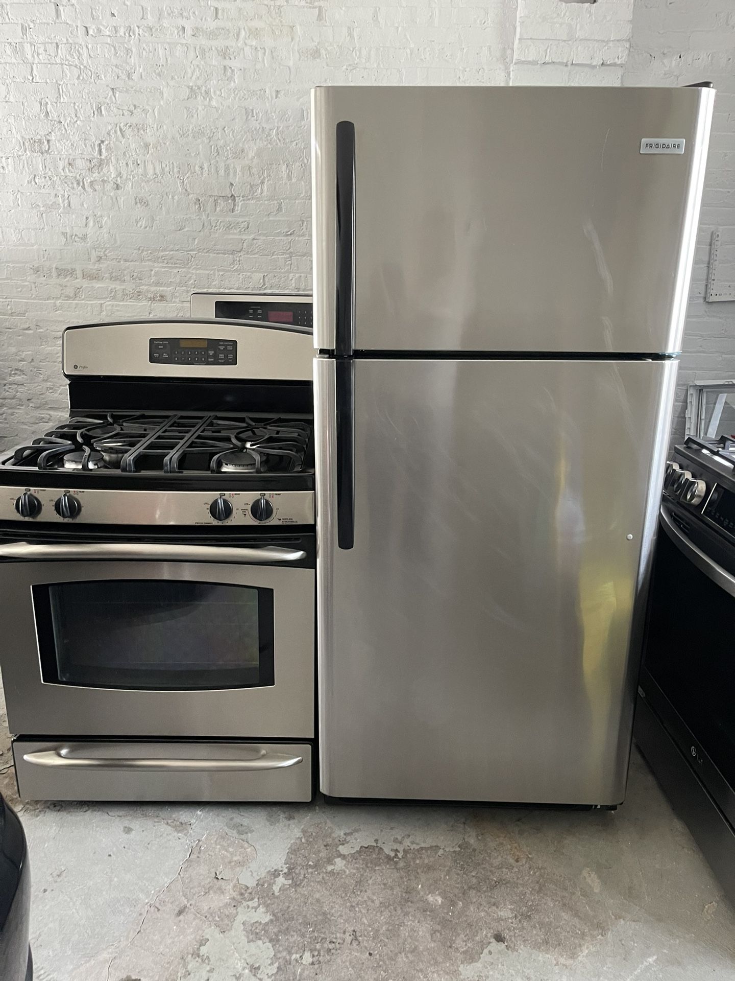 Frigidaire top freezer refrigerator & gas range combo