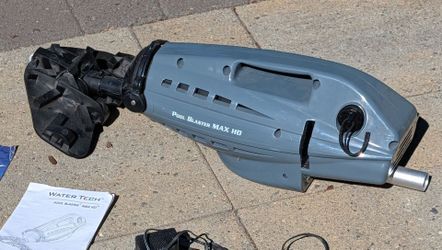Swimming pool vacuum cleaner