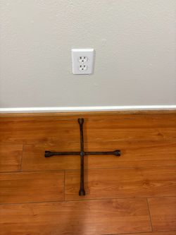 Lug nut cross
