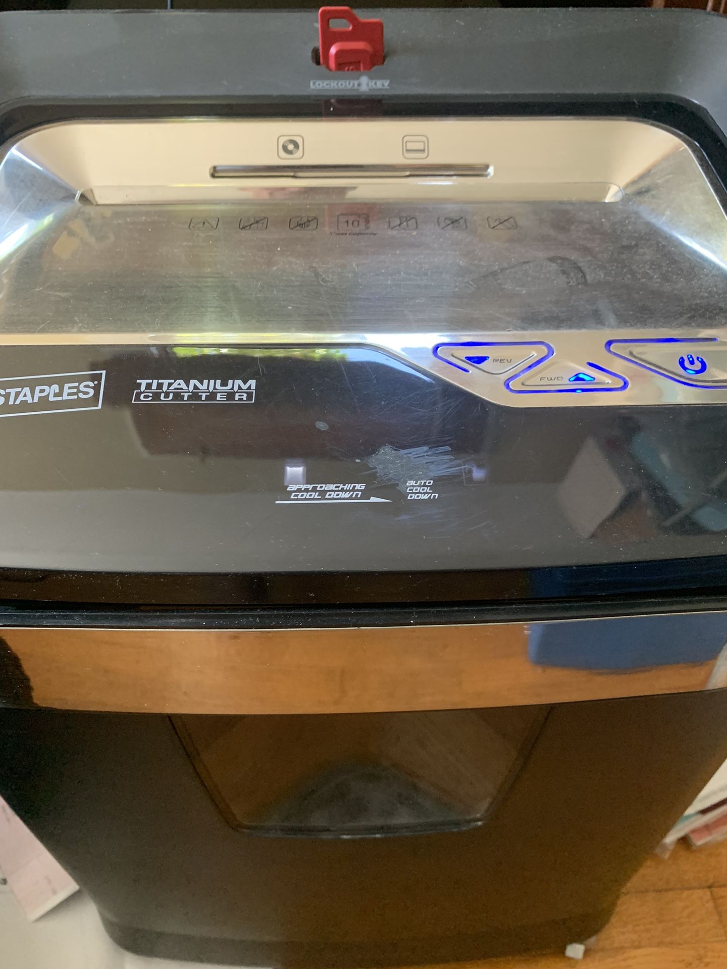 Staples Titanium Cutter Shredder 10 Sheet + Credit Cards