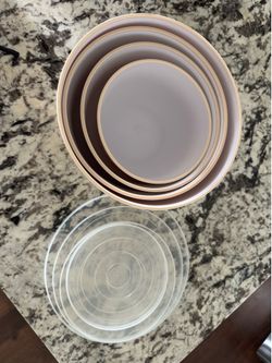 Nesting mixing bowls with lids