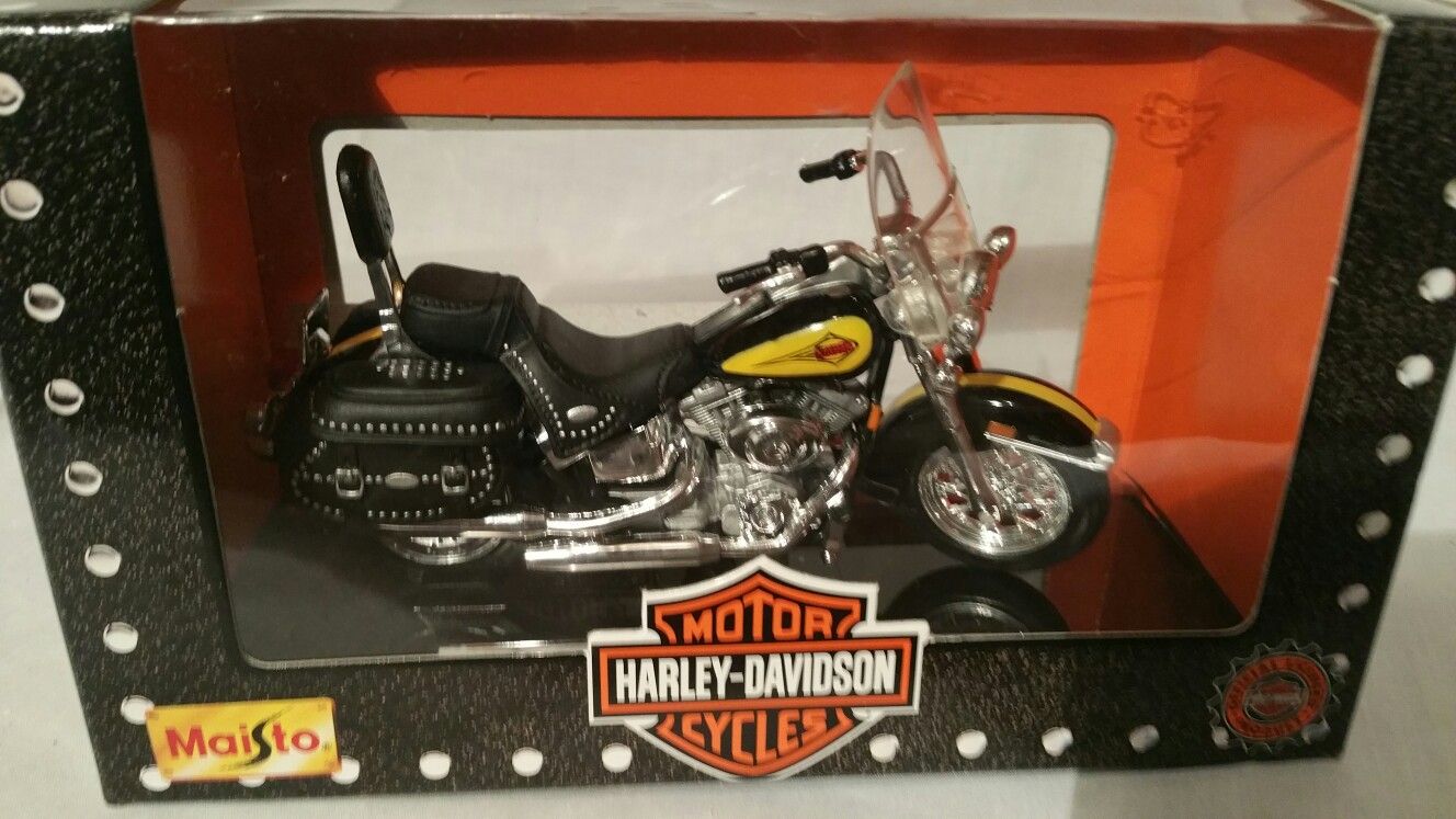 Maisto Harley Davis motorcycle 1.18 scale collector's edition