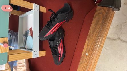 Soccer shoes F50